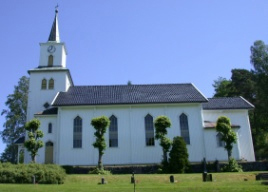 Bilde av stokken kirke, hvit med et kirketårn på venstre side